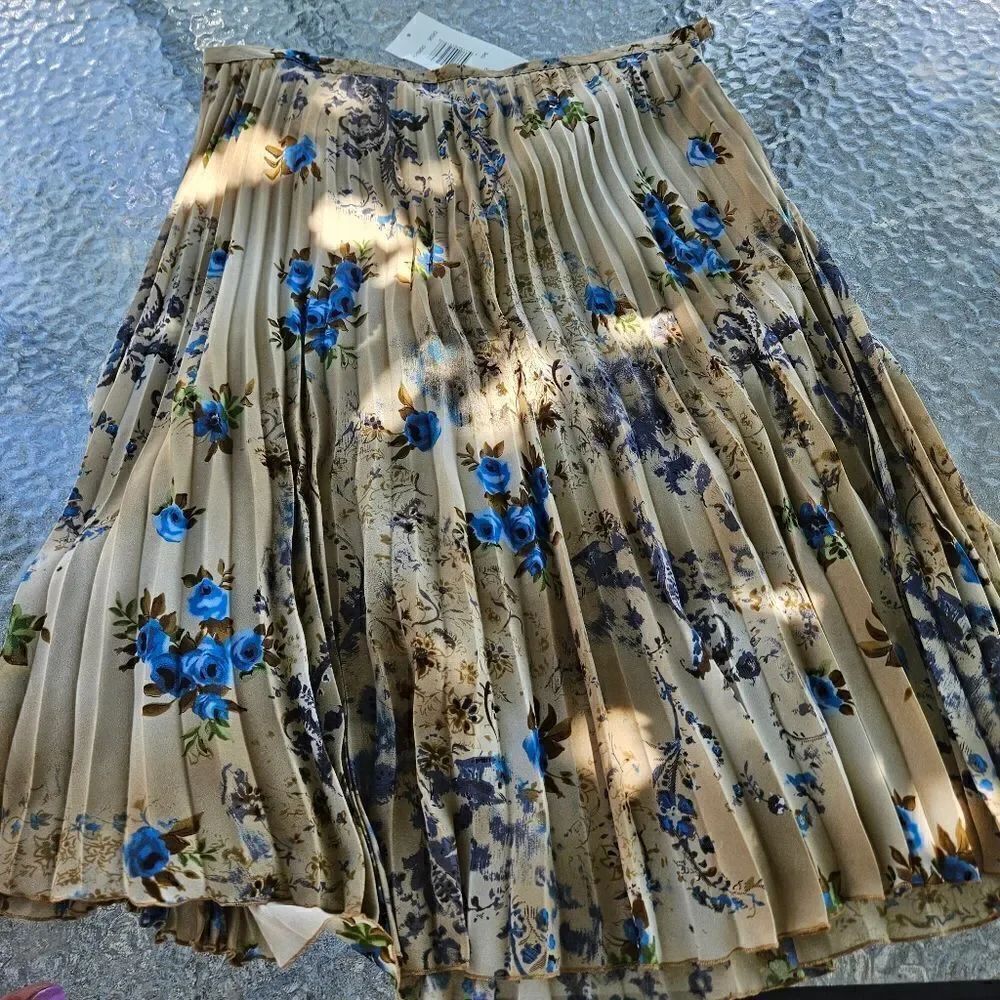 Allison Taylor floral skirt New with out tag